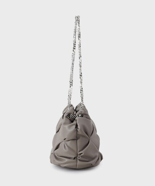 OPAQUE.CLIP(オペークドットクリップ)の「【2WAY】ラム調合皮巾着ミニショルダーバッグ(ショルダーバッグ・レディース・ブラック/ナチュラル・00)」の11枚目の写真