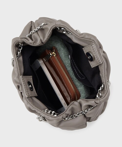 OPAQUE.CLIP(オペークドットクリップ)の「【2WAY】ラム調合皮巾着ミニショルダーバッグ(ショルダーバッグ・レディース・ブラック/ナチュラル・00)」の16枚目の写真