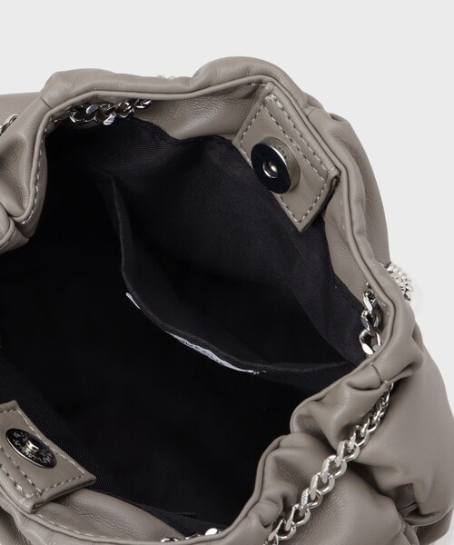 OPAQUE.CLIP(オペークドットクリップ)の「【2WAY】ラム調合皮巾着ミニショルダーバッグ(ショルダーバッグ・レディース・ブラック/ナチュラル・00)」の17枚目の写真