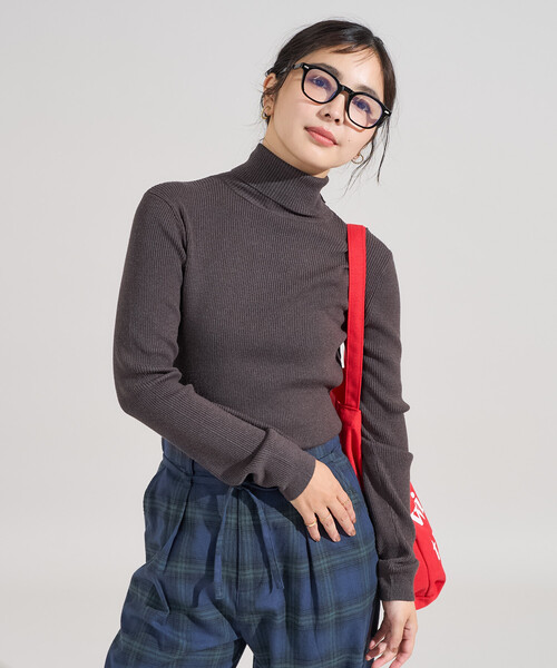 FREAK'S STORE（フリークスストア）の「＜マシーンウォッシャブル＞シルク入り タートルネックリブニット（ニット/セーター・レディース・ネイビー/ライトグレー/オフホワイト/サックスブルー/その他/キャメル/チャコール・ﾌﾘ-）」の4枚目の写真