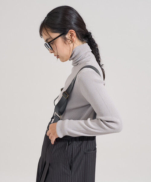 FREAK'S STORE（フリークスストア）の「＜マシーンウォッシャブル＞シルク入り タートルネックリブニット（ニット/セーター・レディース・ネイビー/ライトグレー/オフホワイト/サックスブルー/その他/キャメル/チャコール・ﾌﾘ-）」の3枚目の写真