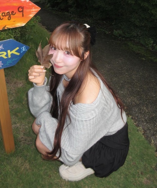 Mejoul（メジュール）の「【2025秋冬新作】【チョーカーマフラー付】2WAYワンショルニットトップス（ニット/セーター・レディース・グレー/アイボリー/ブラウン/ブラック・F）」の21枚目の写真