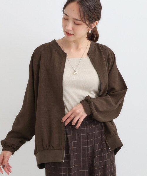 SHOO・LA・RUE（シューラルー）の「【洗濯機可/S-LL】さっと羽織れる 軽量リブブルゾン（ブルゾン・レディース・ベージュ/ブラック/ダークブラウン・04/03/02/01）」の2枚目の写真