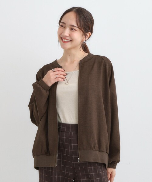 SHOO・LA・RUE（シューラルー）の「【洗濯機可/S-LL】さっと羽織れる 軽量リブブルゾン（ブルゾン・レディース・ベージュ/ブラック/ダークブラウン・04/03/02/01）」の7枚目の写真