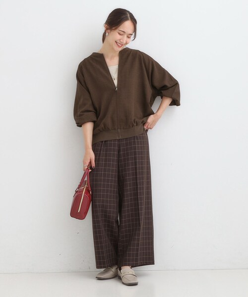 SHOO・LA・RUE（シューラルー）の「【洗濯機可/S-LL】さっと羽織れる 軽量リブブルゾン（ブルゾン・レディース・ベージュ/ブラック/ダークブラウン・04/03/02/01）」の5枚目の写真