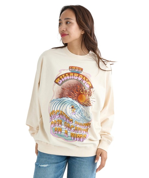 BILLABONG(ビラボン)の「BILLABONG レディース GRAPHIC LOOSE FIT CR トレーナー 【LOOSE FIT】【2025年秋冬モデル】/ビラボンルーズフィットプルオーバースウェットトレーナー(スウェット・レディース・ブルー系その他/ローズ/アイボリー/オフホワイト・MEDIUM/LARGE)」の3枚目の写真