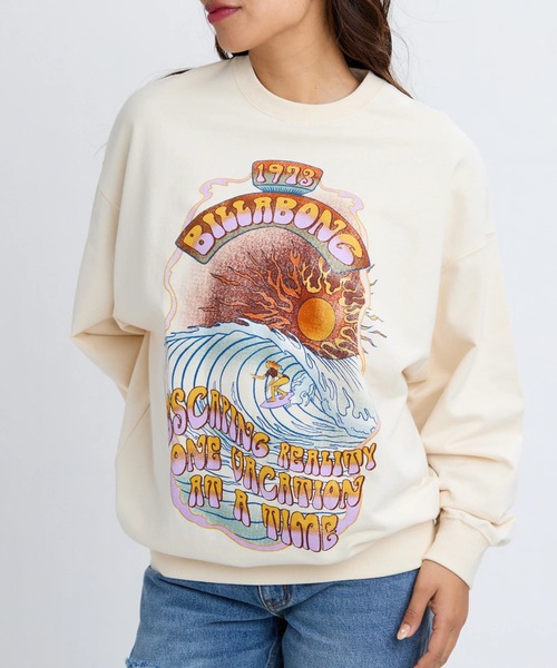 BILLABONG(ビラボン)の「BILLABONG レディース GRAPHIC LOOSE FIT CR トレーナー 【LOOSE FIT】【2025年秋冬モデル】/ビラボンルーズフィットプルオーバースウェットトレーナー(スウェット・レディース・ブルー系その他/ローズ/アイボリー/オフホワイト・MEDIUM/LARGE)」の11枚目の写真