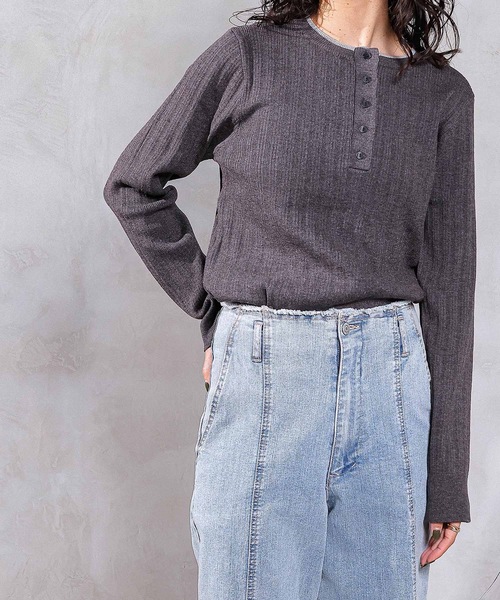 en CAnAF(エンカナフ)の「【重ねたような首元でこなれ感を演出♪】ヘンリーネックレイヤートップス(Tシャツ/カットソー・レディース・ベージュ/ブラック/グレー・フリー)」の10枚目の写真