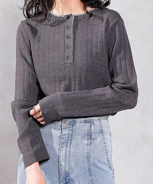 en CAnAF(エンカナフ)の「【重ねたような首元でこなれ感を演出♪】ヘンリーネックレイヤートップス(Tシャツ/カットソー・レディース・ベージュ/ブラック/グレー・フリー)」の8枚目の写真