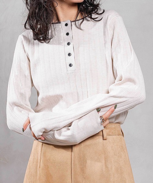 en CAnAF(エンカナフ)の「【重ねたような首元でこなれ感を演出♪】ヘンリーネックレイヤートップス(Tシャツ/カットソー・レディース・ベージュ/ブラック/グレー・フリー)」の12枚目の写真