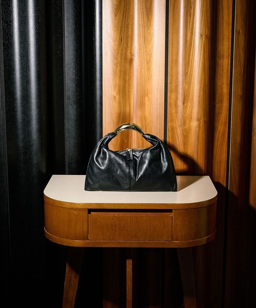 LE VERNIS(ル・ベルニ)の「(LE VERNIS)SCULPTURE TRIANGLE S(ハンドバッグ・レディース・ブラック/ブラウン・ONE SIZE)」の8枚目の写真