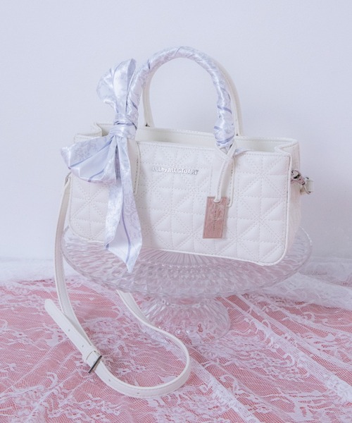 JILL by JILL STUART(ジルバイジルスチュアート)の「【新色追加】スカーフキルティングトート(ショルダーバッグ・レディース・ブルー/ブラック/ピンク/ホワイト/ペールイエロー/ピンク系その他・FREE)」の2枚目の写真
