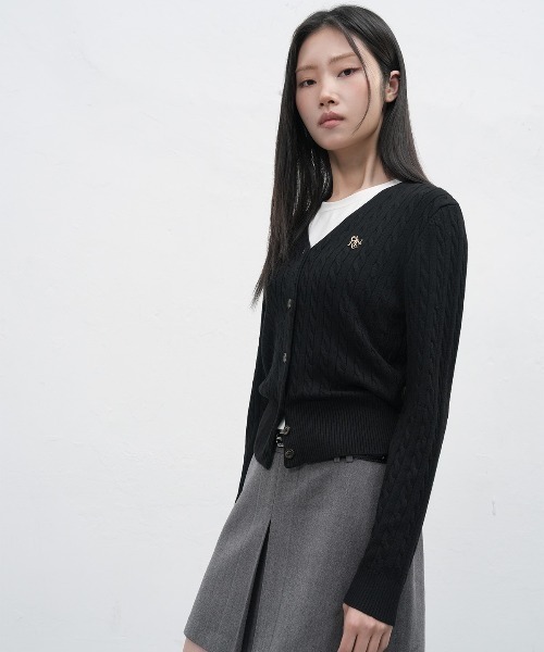 GENERAL IDEA(ジェネラルアイデア)の「【GENERAL IDEA】ウールブレンドケーブル編みVネックカーディガン / SIGNATURE SUPER FINE WOOL CABLE CARDIGAN(カーディガン/ボレロ・レディース・ローズ/グレー/ブラック/ダークブラウン・L/M/S/XS)」の6枚目の写真