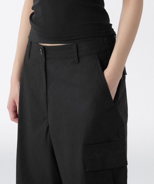 MUSINSA STANDARD WOMAN（ムシンサスタンダードウーマン）の「ウィメンズワイドカーゴバミューダパンツ[ブラック]（その他パンツ・レディース・その他・30/27/28/29/26/25/24）」の5枚目の写真
