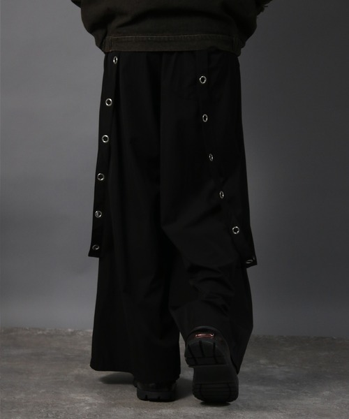NYLAUS(ナイラス)の「【NYS】EYELET アイレットサスペンダー付き スカンツ スカートパンツ ワイド袴パンツ レディース メンズ(スラックス・メンズ・ブラック・M/L)」の4枚目の写真