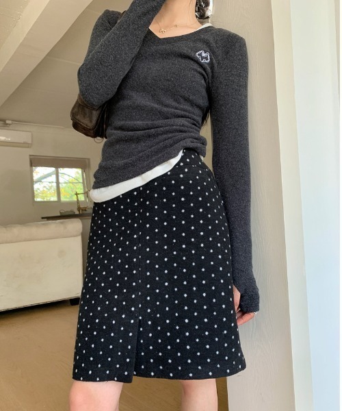 gossip!ロサンゼルス(ゴシップロサンゼルス)の「スリットアクセント ドット柄ミニスカート(スカート・レディース・ブラック・S/M/L)」の4枚目の写真
