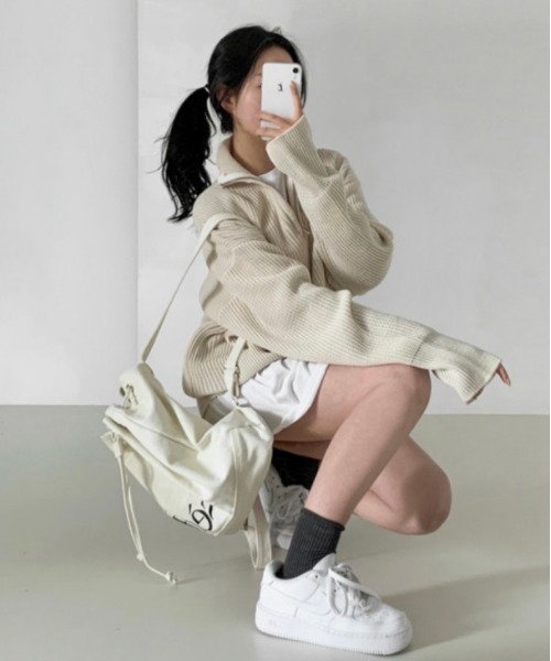 AMELY(エミリー)の「ハーフジップ オーバーサイズニットトップス(ニット/セーター・レディース・ブラック/ベージュ/グレー・フリー)」の6枚目の写真