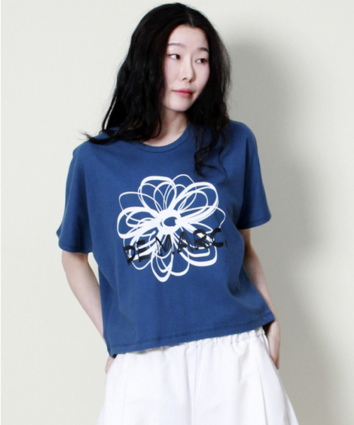 DEMARC（ドゥマーク）の「フレンチスリーブドマークフラワーセミクロップ半袖Tシャツブルー（Tシャツ/カットソー・レディース・その他・LARGE/MEDIUM）」の2枚目の写真