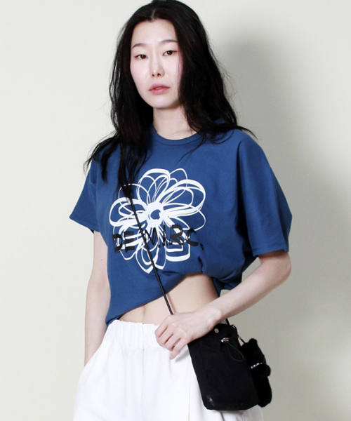 DEMARC（ドゥマーク）の「フレンチスリーブドマークフラワーセミクロップ半袖Tシャツブルー（Tシャツ/カットソー・レディース・その他・LARGE/MEDIUM）」の4枚目の写真