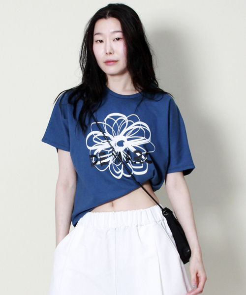 DEMARC（ドゥマーク）の「フレンチスリーブドマークフラワーセミクロップ半袖Tシャツブルー（Tシャツ/カットソー・レディース・その他・LARGE/MEDIUM）」の5枚目の写真