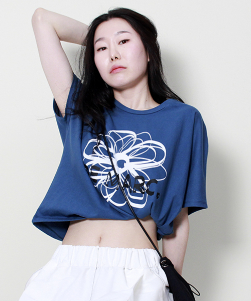 DEMARC（ドゥマーク）の「フレンチスリーブドマークフラワーセミクロップ半袖Tシャツブルー（Tシャツ/カットソー・レディース・その他・LARGE/MEDIUM）」の6枚目の写真