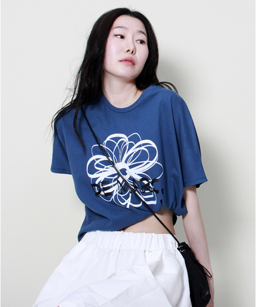 DEMARC（ドゥマーク）の「フレンチスリーブドマークフラワーセミクロップ半袖Tシャツブルー（Tシャツ/カットソー・レディース・その他・LARGE/MEDIUM）」の7枚目の写真