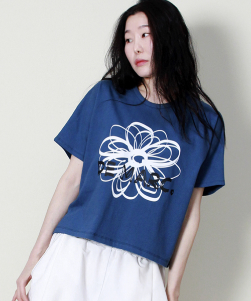 DEMARC（ドゥマーク）の「フレンチスリーブドマークフラワーセミクロップ半袖Tシャツブルー（Tシャツ/カットソー・レディース・その他・LARGE/MEDIUM）」の13枚目の写真