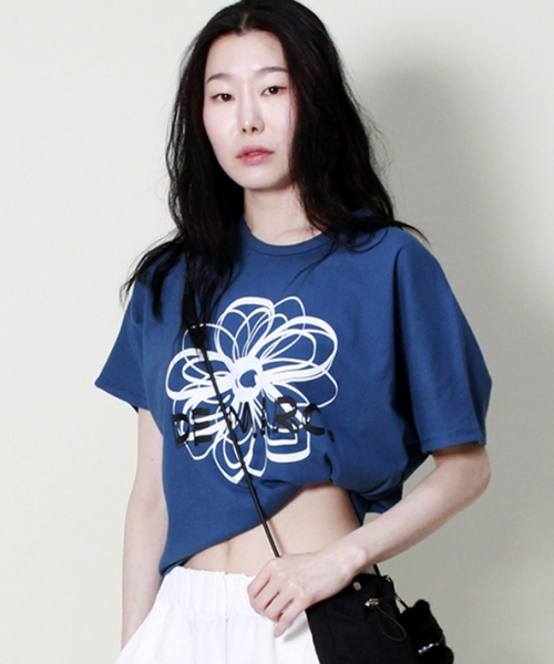 DEMARC（ドゥマーク）の「フレンチスリーブドマークフラワーセミクロップ半袖Tシャツブルー（Tシャツ/カットソー・レディース・その他・LARGE/MEDIUM）」の15枚目の写真