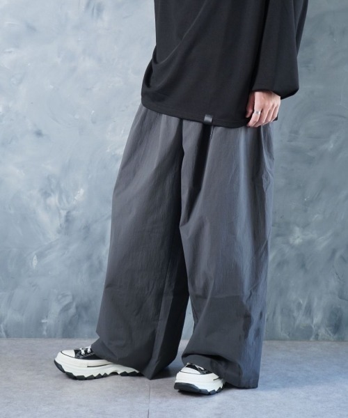NOIZY(ノイジー)の「Over-Wide Leg Pants / コットンナイロン ウエストゴム ルーズワイドパンツ(その他パンツ・メンズ・チャコールグレー/ブラック・LARGE/MEDIUM)」の2枚目の写真