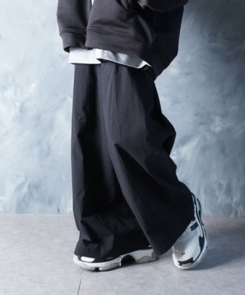 NOIZY(ノイジー)の「Over-Wide Leg Pants / コットンナイロン ウエストゴム ルーズワイドパンツ(その他パンツ・メンズ・チャコールグレー/ブラック・LARGE/MEDIUM)」の1枚目の写真