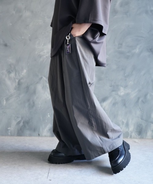 NOIZY(ノイジー)の「Over-Wide Leg Pants / コットンナイロン ウエストゴム ルーズワイドパンツ(その他パンツ・メンズ・チャコールグレー/ブラック・LARGE/MEDIUM)」の12枚目の写真