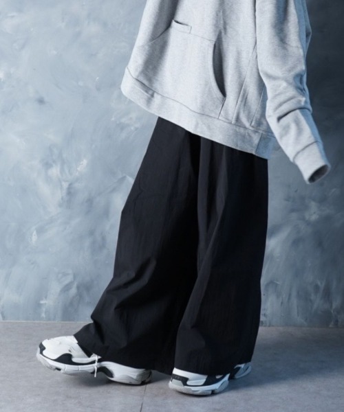 NOIZY(ノイジー)の「Over-Wide Leg Pants / コットンナイロン ウエストゴム ルーズワイドパンツ(その他パンツ・メンズ・チャコールグレー/ブラック・LARGE/MEDIUM)」の5枚目の写真