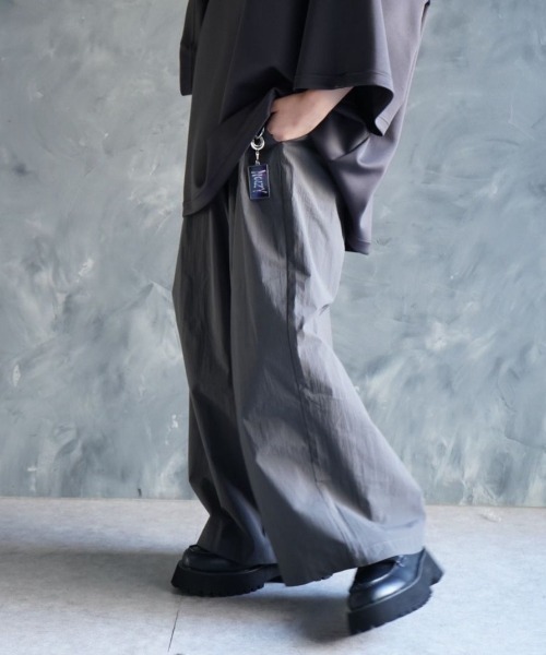 NOIZY(ノイジー)の「Over-Wide Leg Pants / コットンナイロン ウエストゴム ルーズワイドパンツ(その他パンツ・メンズ・チャコールグレー/ブラック・LARGE/MEDIUM)」の15枚目の写真