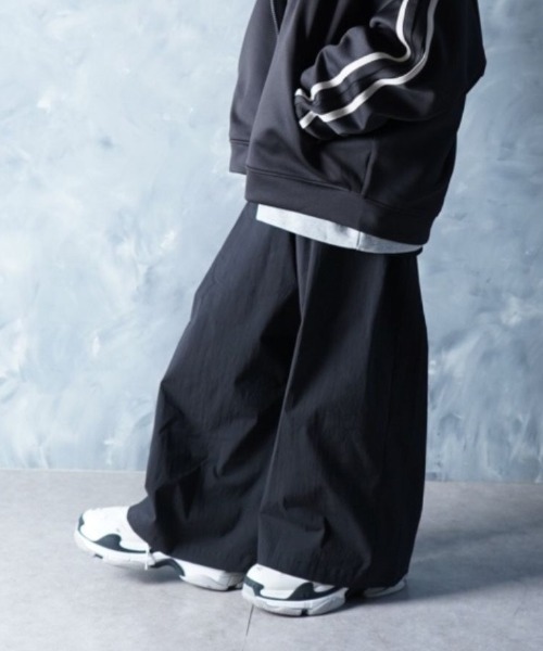 NOIZY(ノイジー)の「Over-Wide Leg Pants / コットンナイロン ウエストゴム ルーズワイドパンツ(その他パンツ・メンズ・チャコールグレー/ブラック・LARGE/MEDIUM)」の3枚目の写真