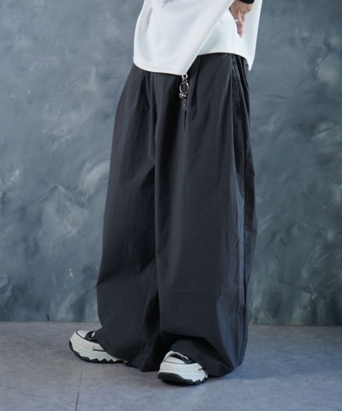 NOIZY(ノイジー)の「Over-Wide Leg Pants / コットンナイロン ウエストゴム ルーズワイドパンツ(その他パンツ・メンズ・チャコールグレー/ブラック・LARGE/MEDIUM)」の6枚目の写真
