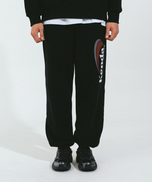 KENDA（ケンダ）の「SLASH LOGO SWEATPANTS (BLACK)（スウェットパンツ・レディース・ブラック・SMALL/MEDIUM/LARGE）」の2枚目の写真