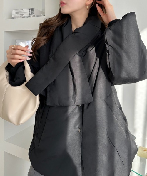 TREOVER(トレオーバー)の「ふわふわ軽くて暖かいマフラー付きノーカラーダウンジャケット(ノーカラージャケット・レディース・オフホワイト/ナチュラル/ブラック・FREE)」の2枚目の写真