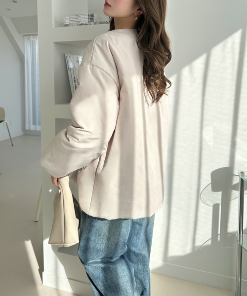 TREOVER(トレオーバー)の「ふわふわ軽くて暖かいマフラー付きノーカラーダウンジャケット(ノーカラージャケット・レディース・オフホワイト/ナチュラル/ブラック・FREE)」の20枚目の写真