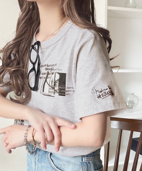 classicalelf(クラシカルエルフ)の「ラフでも品格、シンプルでも存在感。オーガニックコットン 綿100% グラフィック飛び刺繍フォトTシャツ(半袖)(Tシャツ/カットソー・レディース・オフホワイト/杢グレー/チャコール/その他1・X-LARGE/SMALL/MEDIUM/LARGE)」の5枚目の写真