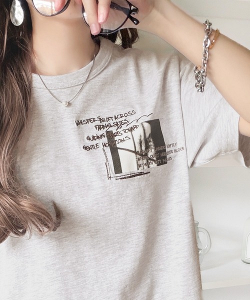 classicalelf(クラシカルエルフ)の「ラフでも品格、シンプルでも存在感。オーガニックコットン 綿100% グラフィック飛び刺繍フォトTシャツ(半袖)(Tシャツ/カットソー・レディース・オフホワイト/杢グレー/チャコール/その他1・X-LARGE/SMALL/MEDIUM/LARGE)」の6枚目の写真
