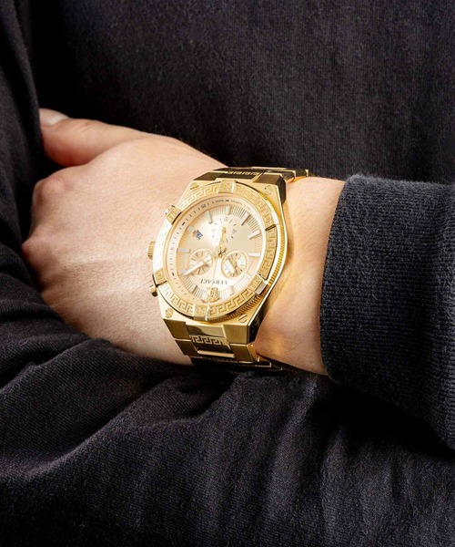 VERSACE（ヴェルサーチ）の「VERSACE/ヴェルサーチェ SPORTY GRECA 腕時計 VS-VESO01424 メンズ（アナログ腕時計・メンズ・ゴールド・FREE）」の2枚目の写真