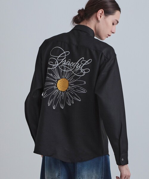 tk.TAKEO KIKUCHI（ティーケータケオキクチ）の「バックデイジー刺繍シャツ（シャツ/ブラウス・メンズ・ブルー系その他/ホワイト/ブラック・02/03/04）」の2枚目の写真