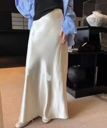 サテンロングスカート