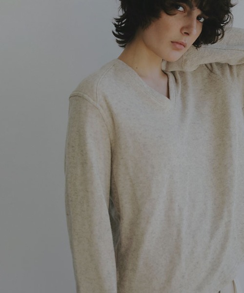 ETRE TOKYO(エトレトウキョウ)の「フラッフィーVネックプルオーバー(Tシャツ/カットソー・レディース・ネイビー/グレー/アイボリー・FREE)」の2枚目の写真