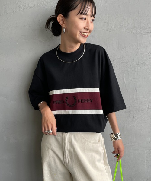 FRED PERRY（フレッドペリー）の「[FRED PERRY/フレッドペリー] ブランドロゴ刺繍 パネルTシャツ（Tシャツ/カットソー・レディース・ブラック/キナリ・S/M/L）」の2枚目の写真