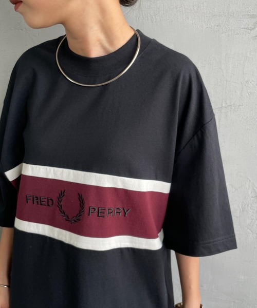 FRED PERRY（フレッドペリー）の「[FRED PERRY/フレッドペリー] ブランドロゴ刺繍 パネルTシャツ（Tシャツ/カットソー・レディース・ブラック/キナリ・S/M/L）」の4枚目の写真