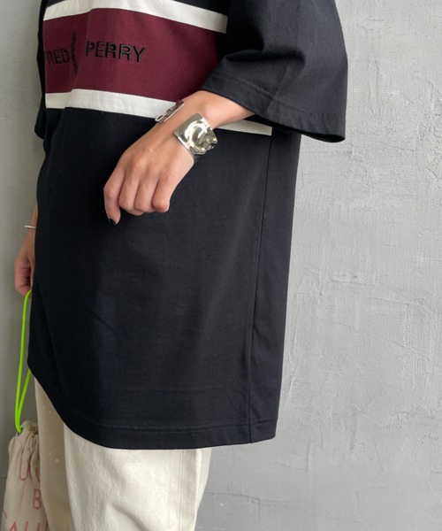 FRED PERRY（フレッドペリー）の「[FRED PERRY/フレッドペリー] ブランドロゴ刺繍 パネルTシャツ（Tシャツ/カットソー・レディース・ブラック/キナリ・S/M/L）」の5枚目の写真