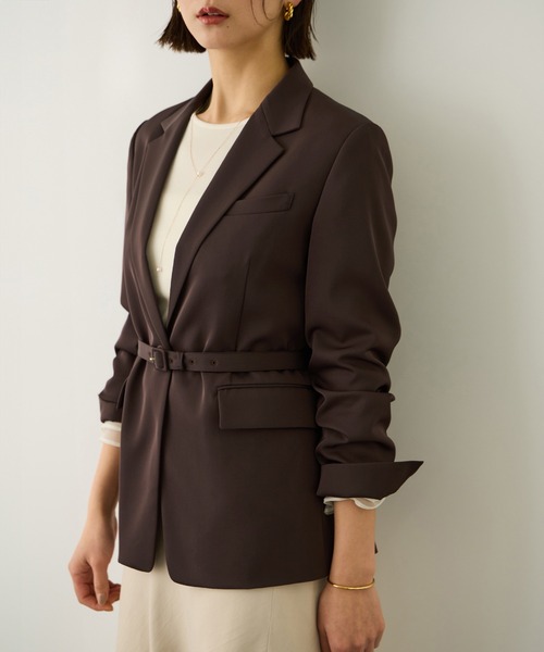 ROPE'(ロペ)の「ウエストシェイプ ベルテッドシングルジャケット/セットアップ対応(テーラードジャケット・レディース・ダークブラウン/ネイビー・38/36)」の3枚目の写真