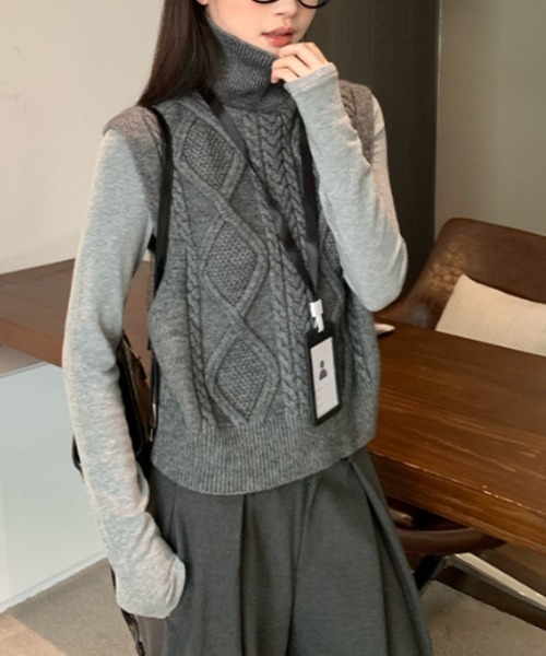 Vipoa(ヴィポア)の「タートルネックツイストセーターベスト(ベスト・レディース・グレー/ベージュ・FREE)」の7枚目の写真