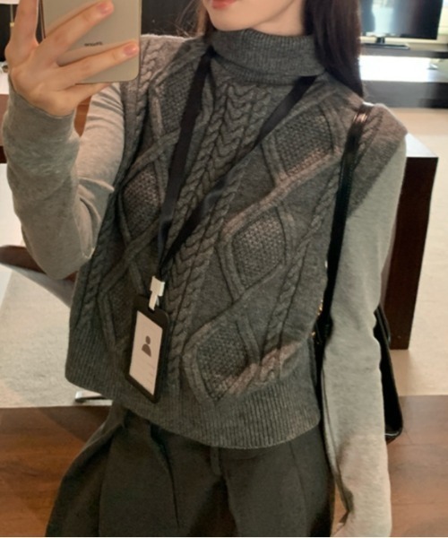 Vipoa(ヴィポア)の「タートルネックツイストセーターベスト(ベスト・レディース・グレー/ベージュ・FREE)」の9枚目の写真